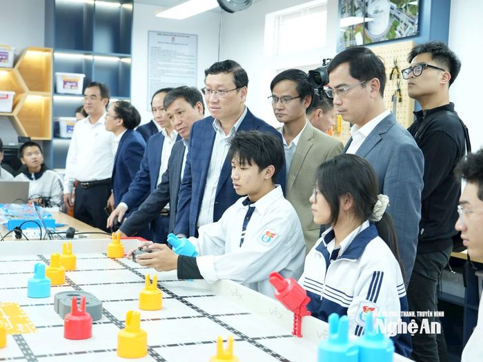 Lãnh đạo Tập đoàn Công nghiệp - Năng lượng Quốc gia Việt Nam và Sở Giáo dục và Đào tạo Nghệ An tham quan phòng thực hành STEM tại Trường THPT Huỳnh Thúc Kháng. Ảnh: Mỹ Hà