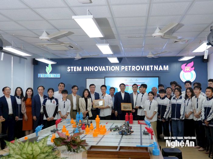 Lãnh đạo Tập đoàn Công nghiệp - Năng lượng Quốc gia Việt Nam trao tặng phòng thực hành giáo dục STEM cho trường THPT Huỳnh Thúc Kháng. Ảnh: Mỹ Hà