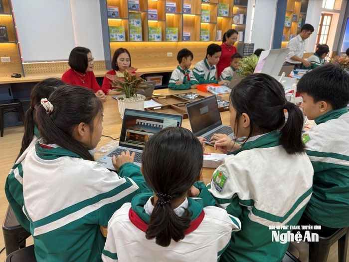 Học sinh Trường THCS Thanh Lương tập vẽ 3D. Ảnh: Hương Giang