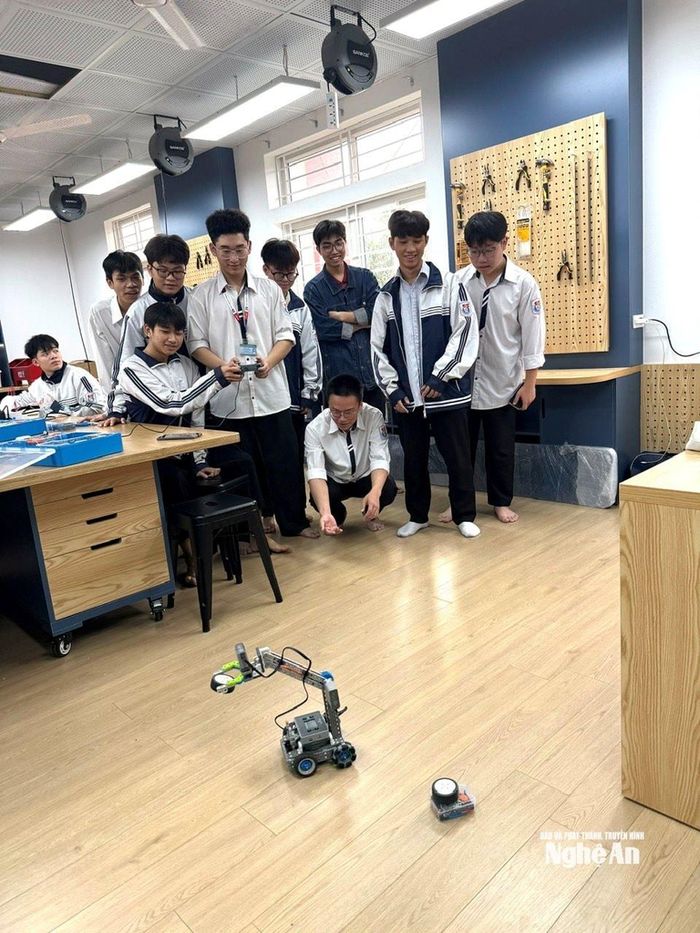 Học sinh Trường THPT Huỳnh Thúc Kháng thích thú với sản phẩm Robot. Ảnh: Hương Giang