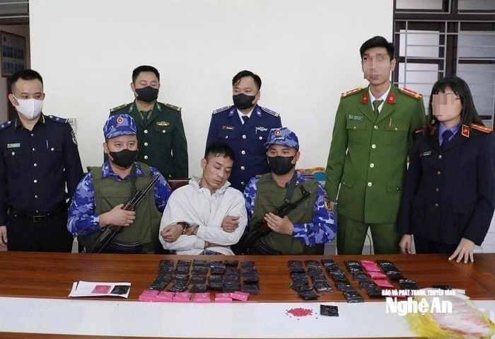Công an Nghệ An bắt đối tượng Nguyễn Tiến Dũng mua bán ma túy, thu giữ 15.000 viên ma túy tổng hợp và 1 khẩu súng (12/2025). Ảnh: Phạm Tuyết.
