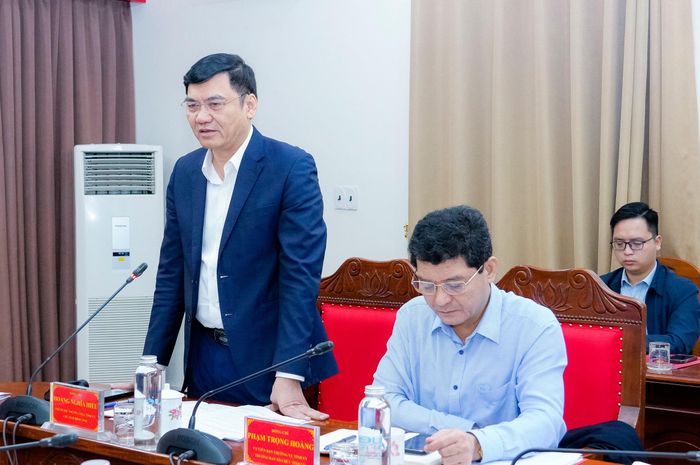 Phó Bí thư Thường trực Tỉnh ủy, Chủ tịch HĐND tỉnh Hoàng Nghĩa Hiếu phát biểu tại hội nghị. Ảnh: Phạm Bằng