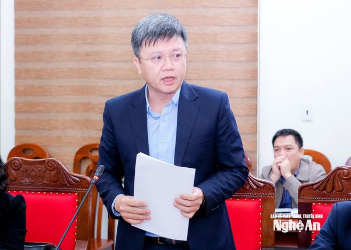Phó trưởng Ban Thường trực Ban Nội chính Tỉnh ủy Võ Minh Thế báo cáo tình hình, kết quả công tác nội chính, phòng, chống tham nhũng, lãng phí, tiêu cực, cải cách tư pháp tháng 12/2025, nhiệm vụ trọng tâm tháng 1/2026. Ảnh: Phạm Bằng