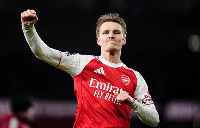 Martin Odegaard (7.4 điểm) tung ra đường chuyền xé toang hàng thủ đối phương.
