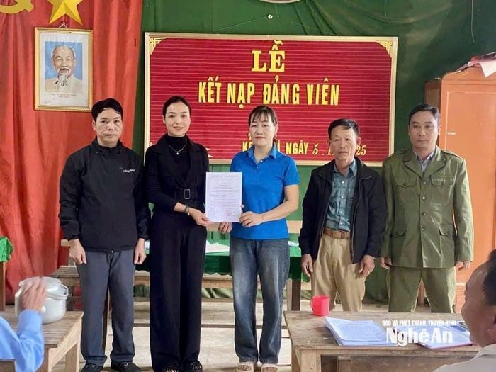Trao quyết định kết nạp đảng viên ở Chi bộ bản Kẻ Gai. Ảnh: K.L