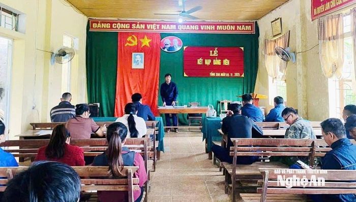 Lễ kết nạp đảng viên ở Chi bộ bản Tổng Xan.