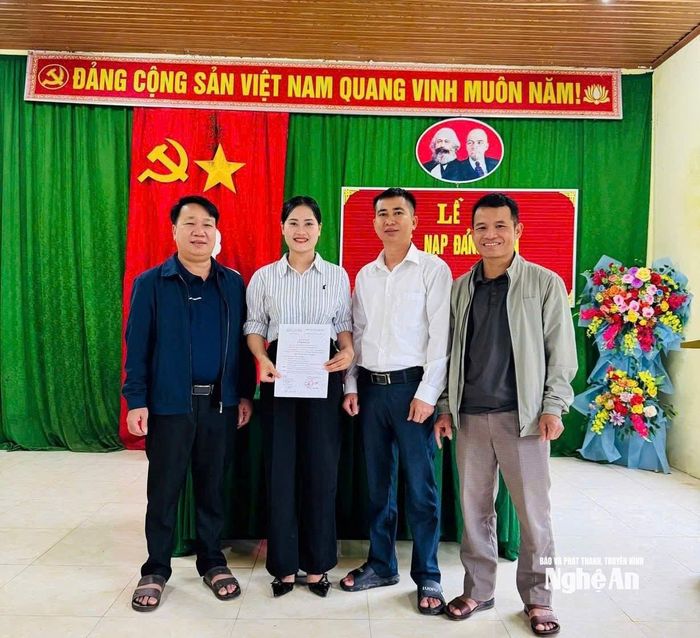 Nhờ những giải pháp đồng bộ, các chi bộ thôn bản ở xã Mậu Thạch đã kết nạp thêm được những đảng viên trẻ.