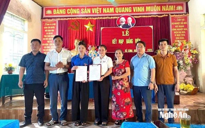 Kết nạp đảng viên ở Chi bộ bản Kẻ Sùng. Ảnh: CSCC