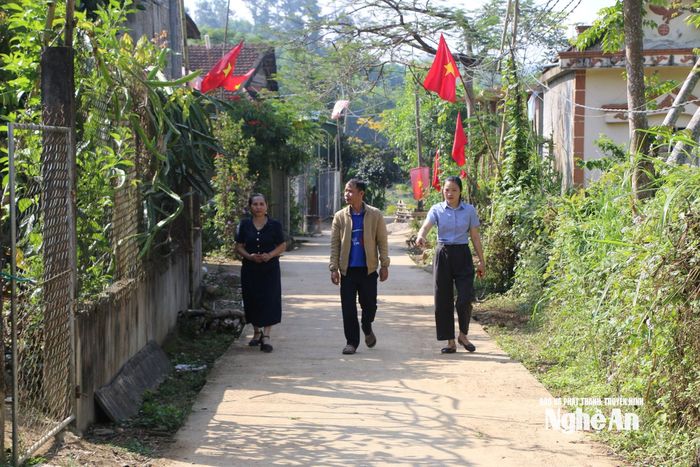 Cán bộ bản Kẻ Sùng, xã Mậu Thạch trao đổi với cán bộ Ban xây dựng Đảng xã Mậu Thạch về vai trò của đảng viên trong các phong trào thi đua ở địa phương. Ảnh: K.L