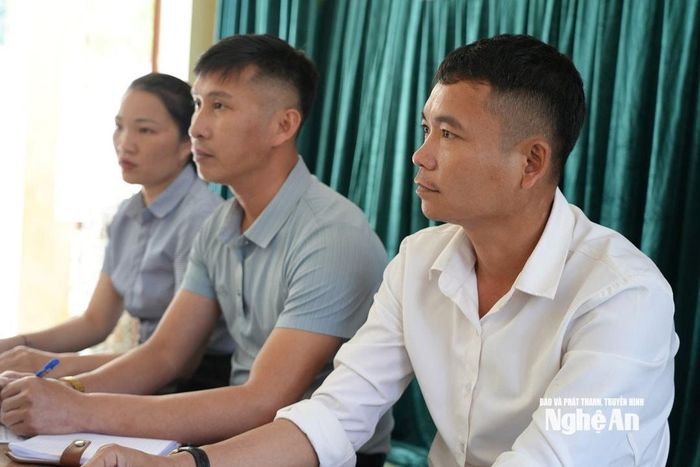 Bí thư Chi bộ và Trưởng bản Bá Hạ, xã Mậu Thạch trao đổi về công tác phát triển đảng. Ảnh: TP