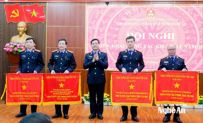 Viện trưởng Viện KSND tỉnh Bùi Việt Cường trao Cờ thi đua năm 2025 của Viện KSND Tối cao tặng 4 Phòng, VKS khu vực - KSND tỉnh Nghệ An. Ảnh: Phạm Bằng