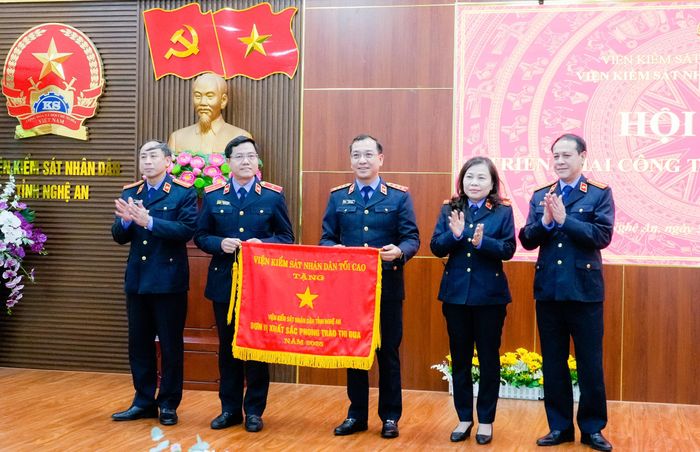 Phó Viện trưởng Viện KSND Tối cao Hồ Đức Anh trao Cờ thi đua năm 2025 của Viện KSND Tối cao tặng tập thể Viện KSND tỉnh. Ảnh: Phạm Bằng