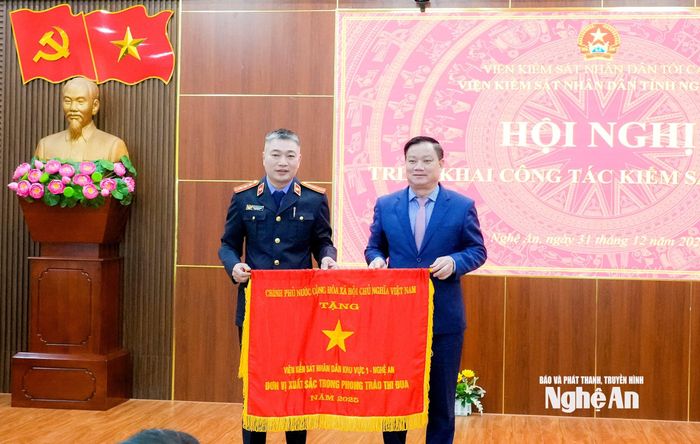 Thừa ủy quyền, Bí thư Tỉnh ủy Nguyễn Khắc Thận trao Cờ thi đua năm 2025 của Chính phủ tặng Viện KSND Khu vực 1 - Nghệ An. Ảnh: Phạm Bằng