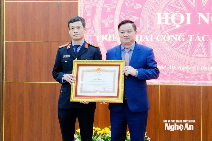 Thừa ủy quyền, Bí thư Tỉnh ủy Nguyễn Khắc Thận trao Bằng khen của Thủ tướng Chính phủ tặng tập thể Phòng 9 - VKSND tỉnh Nghệ An. Ảnh: Phạm Bằng