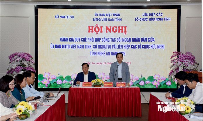 Các đồng chí: Phan Sỹ Cường – Phó Chủ tịch Ủy ban MTTQ Việt Nam tỉnh Nghệ An; Nguyễn Hồng Kỳ - Phó Chủ tịch Thường trực Liên hiệp các tổ chức hữu nghị chủ trì Hội nghị. Ảnh: Công Kiên