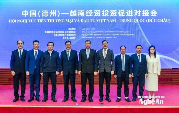 Lãnh đạo Sở Công Thương Nghệ An cùng các đại biểu tham dự Hội nghị xúc tiến thương mại và đầu tư Việt Nam - Trung Quốc. Ảnh: PV