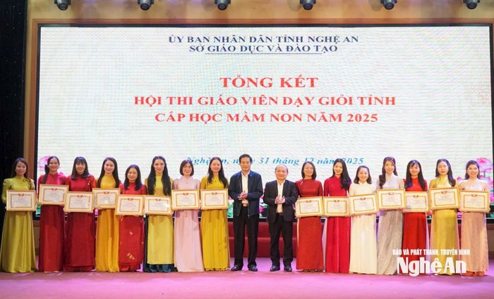 Khen thưởng các giáo viên mầm non tại Hội thi giáo viên dạy giỏi tỉnh cấp mầm non 2025. Ảnh: Mỹ Hà