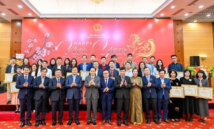 Bí thư Trung ương Đảng, Bộ trưởng Ngoại giao Lê Hoài Trung và lãnh đạo các ban, bộ, ngành chụp ảnh lưu niệm cùng các cá nhân, tập thể nhận bằng khen.