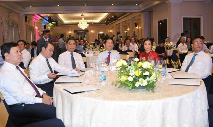 Phó Thủ tướng Chính phủ Bùi Thanh Sơn, lãnh đạo TP. Hồ Chí Minh và các đại biểu tham dự hội nghị. Ảnh: Minh Khuê.