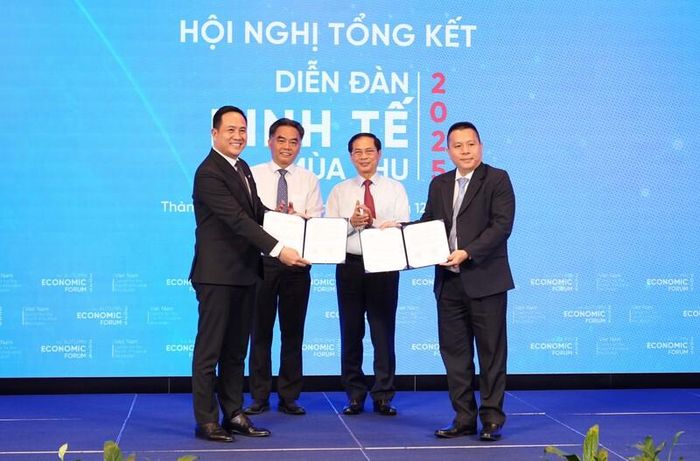 Nghi thức công bố biên bản ghi nhớ giữa Trung tâm Cách mạng Công nghiệp lần thứ 4 tại TP. Hồ Chí Minh (HCMC C4IR) và Ngân hàng TMCP Nam Á (Nam A Bank) tại hội nghị. Ảnh: Minh Khuê.