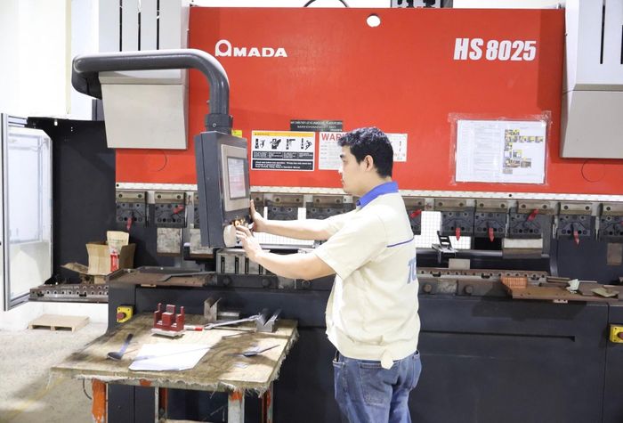 Thu ngân sách vượt dự toán và tăng so với cùng kỳ năm 2024 nhờ hoạt động sản xuất - kinh doanh trên địa bàn thành phố khởi sắc. Trong ảnh: Sản xuất tại Công ty CP Điện Trường Giang. Ảnh: MAI QUẾ