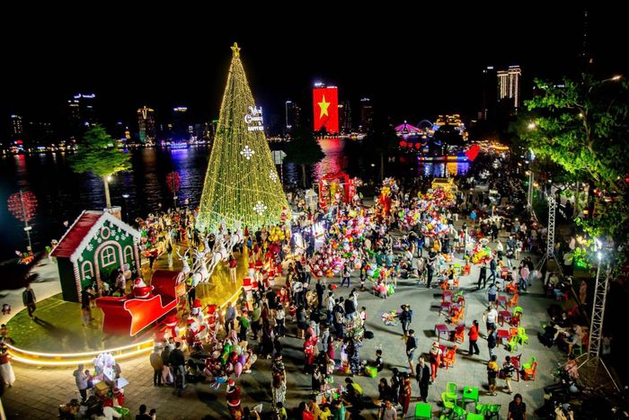 Cây thông Noel bên sông Hàn trở thành điểm hẹn của người dân và du khách.