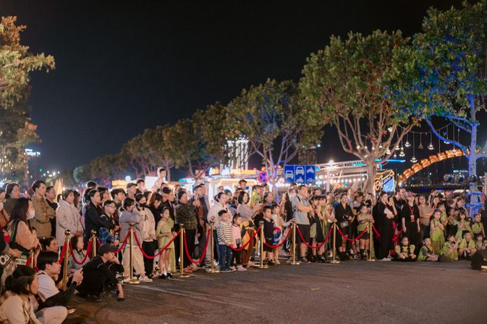 Nhiều hoạt động diễn ra vào tối 30/12 tại phố đi bộ Bạch Đằng thu hút đông đảo du khách trong và ngoài nước.