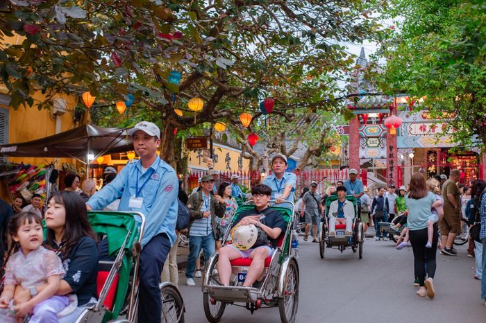 Du khách tham quan bằng xích lô - nét đặc trưng tại Di sản văn hóa thế giới đô thị cổ Hội An.