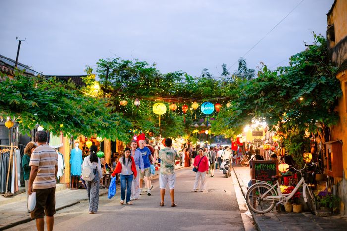 Đông đảo du khách tham quan phố cổ Hội An ngày cuối năm.