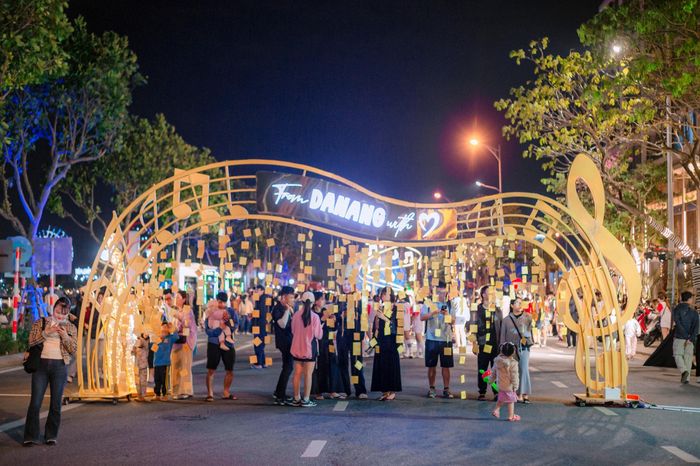 Không gian phố đi bộ Bạch Đằng về đêm rực rỡ ánh sáng, cổng trang trí với dòng chữ “From Da Nang with Love” thu hút người dân và du khách dừng chân tham quan, chụp ảnh.