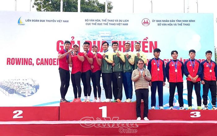 VĐV Phan Văn Lộc, Lý Văn Nhân, Trần Quốc Việt, Phạm Minh Thiện (bục số 1, áo đỏ bên trái) giành HCV nội dung K4 (500m), Giải Canoeing vô địch quốc gia năm 2025.