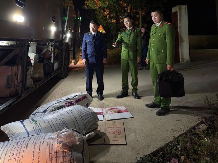 Lực lượng chức năng kiểm tra, phát hiện nội tạng động vật không rõ nguồn gốc. Ảnh: Công an tỉnh Sơn La.