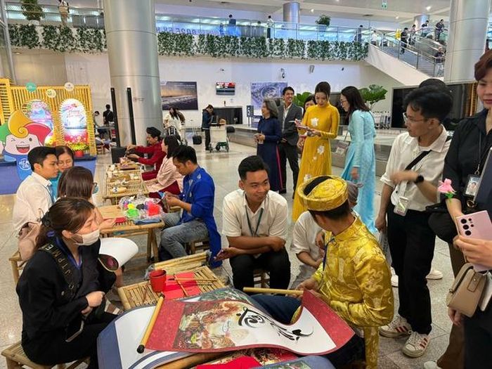 Du khách được trải nghiệm trà tết, bánh mứt, thư pháp, nặn tò he, chụp ảnh lưu niệm. Ảnh: VGP/HT