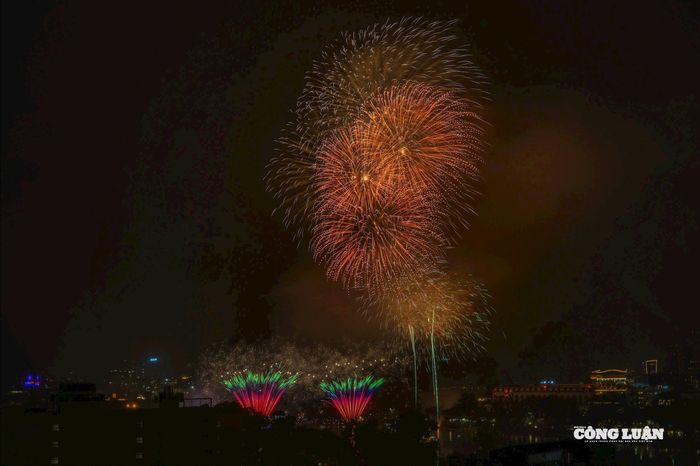 Người dân mãn nhãn với màn pháo hoa đón chào năm mới 2026 tại Hồ Gươm.