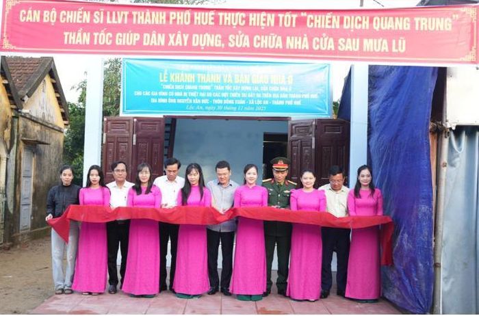UBND thành phố Huế tổ chức lễ khánh thành, bàn giao ngôi nhà trong "Chiến dịch Quang Trung" cho hộ dân bị ảnh hưởng mưa lũ (Ảnh: Ngọc Minh).