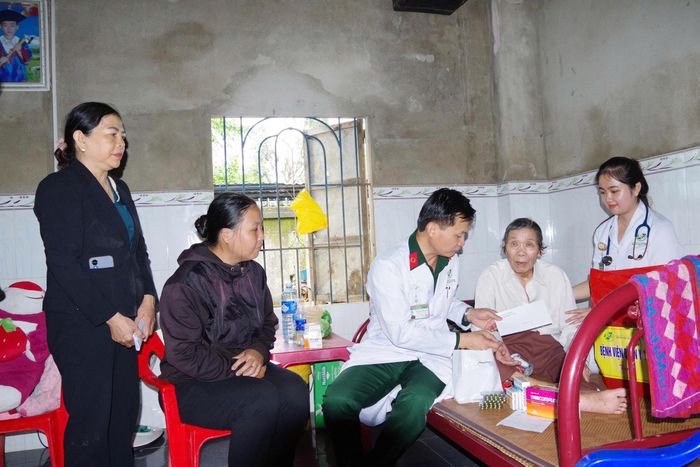 Các bác sĩ Quân y đến với bà con vùng lũ, tổ chức thăm khám, tư vấn và cấp thuốc miễn phí cho Nhân dân.