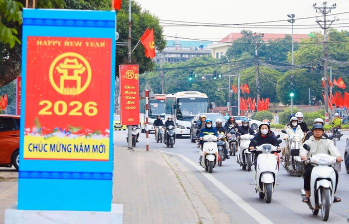 Tuyến đường trung tâm xã Sóc Sơn rực rỡ sắc màu với các cụm pa nô, băng rôn chào năm mới.