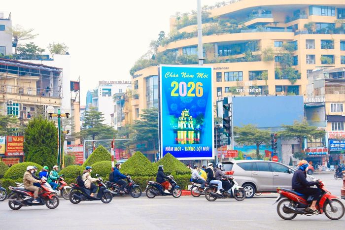 Áp phích khổ lớn mang thông điệp “Năm mới – Thắng lợi mới” nổi bật trên tuyến đường Xã Đàn.