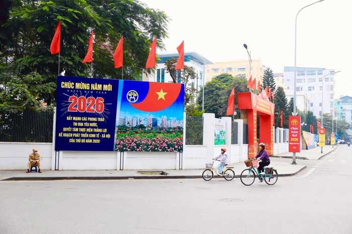 Không khí đón năm mới lan tỏa trên địa bàn phường Đống Đa.