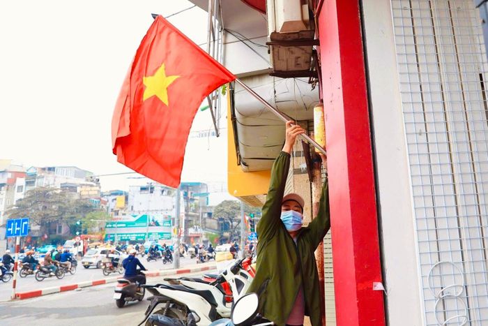 Người dân phường Văn Miếu treo cờ Tổ quốc.