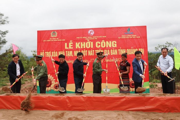 Lãnh đạo Bộ Công an, tỉnh Quảng Trị và đồng chí Lê Ngọc Sơn - Chủ tịch HĐTV, Tổng Giám đốc Petrovietnam thực hiện nghi thức khởi công xây dựng hỗ trợ xóa nhà tạm, nhà dột nát trên địa bàn tỉnh.