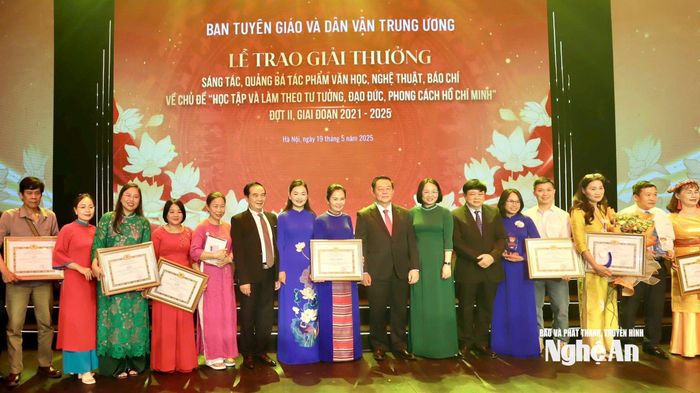 Các đồng chí: Nguyễn Trọng Nghĩa - Ủy viên Bộ Chính trị, Bí thư Trung ương Đảng, Trưởng ban Tuyên giáo và Dân vận Trung ương; Nguyễn Thế Kỷ - Phó Chủ tịch Hội đồng Lý luận Trung ương kiêm Trưởng ban Lý luận phê bình văn học, nghệ thuật chụp ảnh lưu niệm cùng đoàn Nghệ An tại Lễ trao Giải thưởng sáng tác, quảng bá “Học tập và làm theo tư tưởng, đạo đức, phong cách Hồ Chí Minh”, ngày 19/5/2025. Ảnh: Phương Thảo