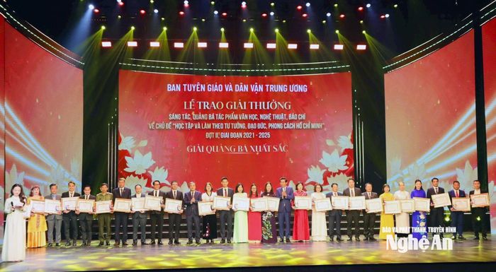Ban Tổ chức trao giải cho các đơn vị đạt giải quảng bá tại Lễ trao Giải thưởng sáng tác, quảng bá “Học tập và làm theo tư tưởng, đạo đức, phong cách Hồ Chí Minh”, ngày 19/5/2025. Ảnh: Phương Thảo