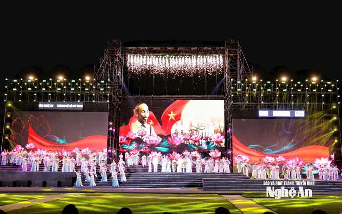 Chương trình nghệ thuật bế mạc Lễ hội Làng Sen năm 2025 chủ đề “Hồ Chí Minh - Người là niềm tin tất thắng” do UBND tỉnh Nghệ An phối hợp với UBND TP. Hồ Chí Minh tổ chức. Ảnh: Đức Anh