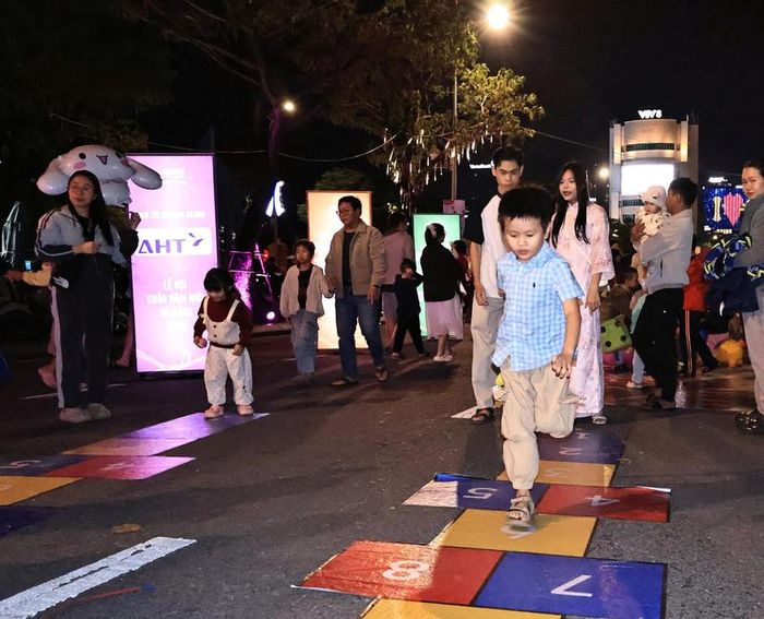 Người dân, đặc biệt là trẻ em, hào hứng tham gia các trò chơi được tổ chức tại tuyến phố đi bộ Bạch Đằng. Ảnh: Diễm Phúc