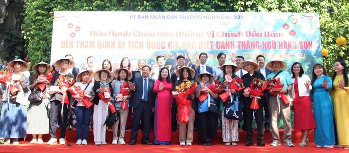 Đại diện lãnh đạo Sở Văn hóa, Thể thao và Du lịch; phường Ngũ Hành Sơn, Ban quản lý Danh thắng Ngũ Hành Sơn chụp ảnh lưu niệm cùng đoàn du khách đầu tiên đến tham quan. Ảnh: TRỌNG HUY