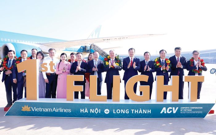 Ủy viên Bộ Chính trị, Phó Thủ tướng Thường trực Chính phủ Nguyễn Hòa Bình (thứ 6 từ phải qua) cùng các vị khách trên chuyến bay đặc biệt đầu tiên hạ cánh xuống Sân bay Long Thành, sáng 19-12. Ảnh: TTXVN