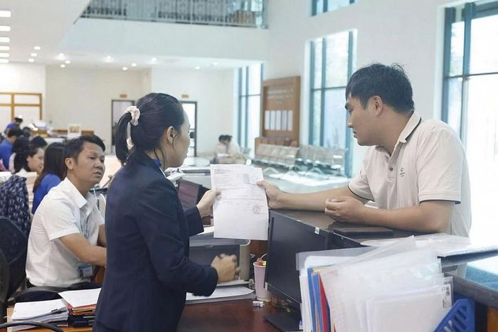Công chức Kho bạc Nhà nước khu vực XIV đang đối soát số liệu với đơn vị sử dụng ngân sách. Ảnh: Hạnh Thảo