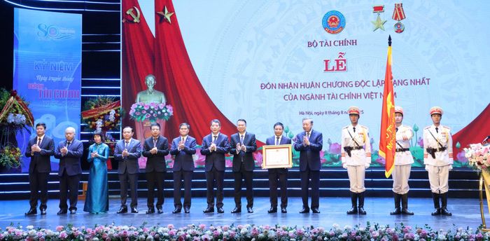 Đồng chí Tổng Bí thư Tô Lâm thay mặt Đảng và Nhà nước trao tặng Huân chương Độc lập hạng Nhất cho ngành Tài chính. Ảnh: Dũng Minh