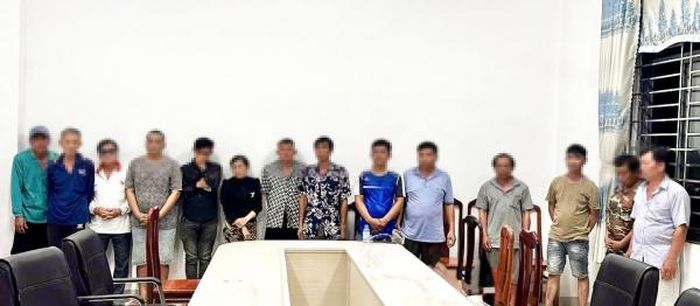 Nhóm con bạc tham gia cá cược đá gà qua mạng.